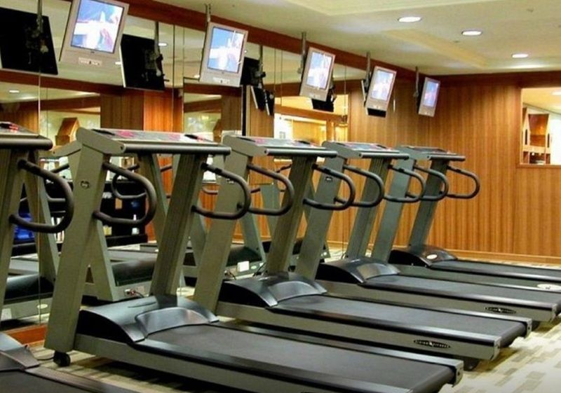Evergreen Laurel Hotel - Taichung Exterior foto The photo shows a fitness area with several treadmills lined up in front of a wall of mirrors. Each treadmill is equipped with a console and has screens above them, likely displaying workout information or entertainment. The interior has a modern des