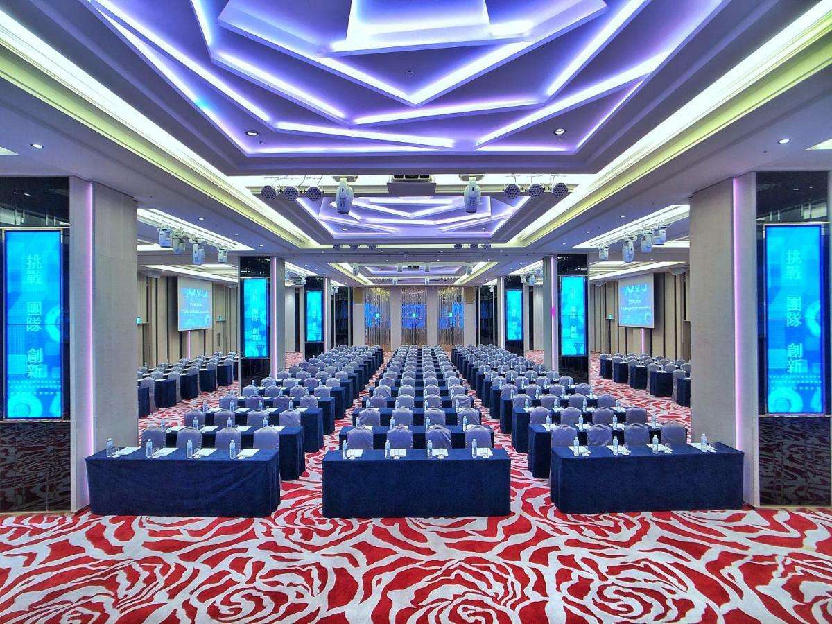 Evergreen Laurel Hotel - Taichung Exterior foto The photo shows a large conference or seminar room set up for an event. The space features rows of tables and chairs arranged neatly, likely for attendees to participate in discussions or presentations. The room is well-lit with modern, colorful ligh