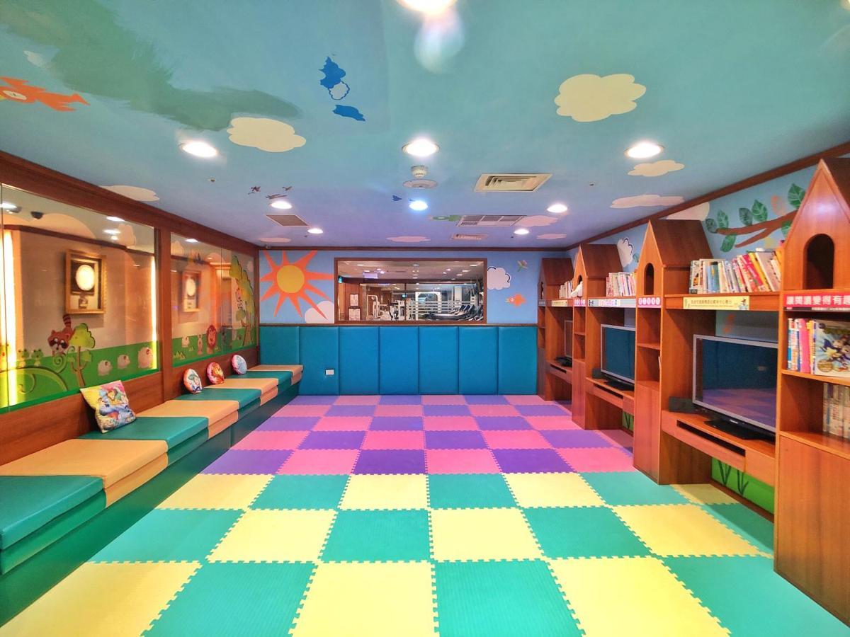 Evergreen Laurel Hotel - Taichung Exterior foto The photo shows a colorful children's playroom or reading area. The ceiling is painted blue with clouds, creating a cheerful atmosphere. On the floor, there is a soft, interlocking mat with alternating pastel colors, including pink, green, and yellow
